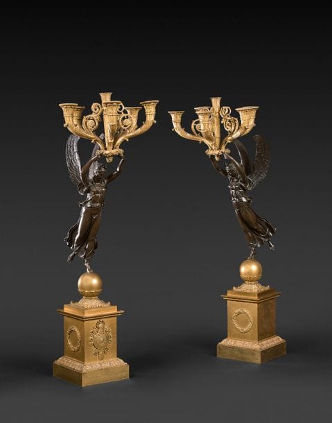 Importante paire de candélabres aux Victoires, à six lumières, en bronze patiné et bronze doré, à décor de trophées d’armes et couronnes de feuilles de laurier, rinceaux en enroulement et frise de feuilles d’acanthe.
Époque Empire.
H : 89 cm