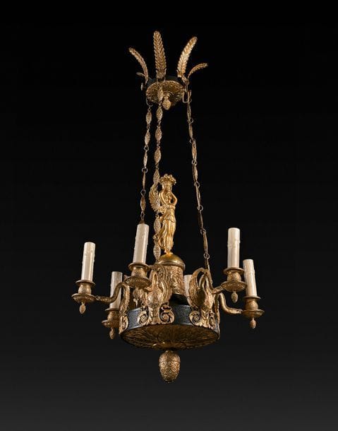 Lustre en bronze patiné en forme circulaire, à huit lumières à cols de cygne et enroulements de feuillages, le fût à feuille d’acanthe surmonté d’une figure de Victoire.
XIXe siècle.
H : 98 cm
