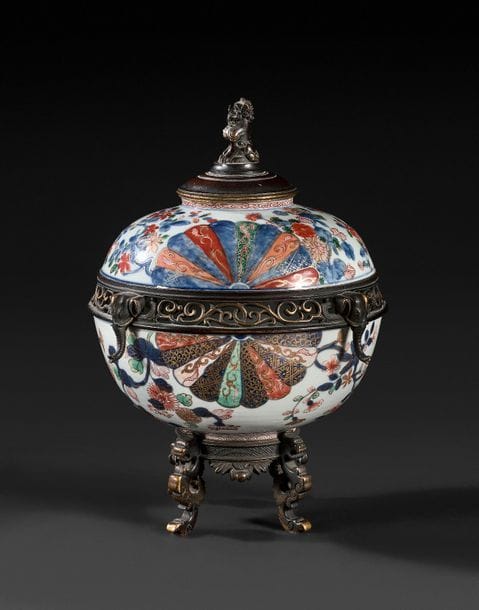 Pot-pourri en porcelaine de Chine et porcelaine du Japon du XVII siècle à monture de bronze doré à têtes d’éléphant.
Époque Napoléon III (usures).
H : 26 cm, L : 21 cm


Présenté en collaboration avec Cyrille Froissart