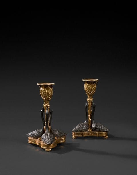 Paire de flambeaux aux cygnes en bronze patiné et doré, à décor de feuillages et reposant sur une base triangulaire.
Signés de la maison Alphonse Giroux à Paris.
XIXe siècle.
H : 16,5 cm

Provenance :
Vente Paris, Christie’s le 6 novembre 2014, lot 534.
Une paire de flambeaux similaire a été vendue chez Ader le 4 octobre 2016, lot 313.