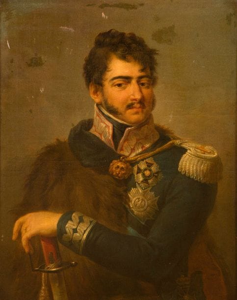 Attribué à Joseph GRASSI 
(1757-1838)
Portrait du prince Josef Antoni Poniatowski
 (1763-1813)
Toile 
92 x 72 cm
Au revers du châssis, différentes étiquettes
Petits accidents et restaurations anciennes 
 
Provenance : 
Collection Bernard Franck en 1913.

Exposition :
Ce tableau a figuré dans l’exposition du Palais des Beaux-arts de la Ville de Paris (actuel Petit-Palais), David et ses élèves, du 7 avril au 9 juin 1913, sous le n°173, comme étant du baron Antoine Gros.

Il s’agit de la reprise de la composition de Joseph Grassi conservée au Palais Royal de Varsovie