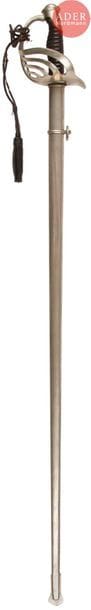 Sabre d’officier de cavalerie modèle fantaisie
Poignée en corne avec filigrane. Monture en métal nickelé. Garde à sept branches. Lame droite à gouttière type modèle 1882, gravée « Manufacture d’armes de Châtellerault » et datée « mars 1901 ». Fourreau en tôle de fer nickelé.
B.E