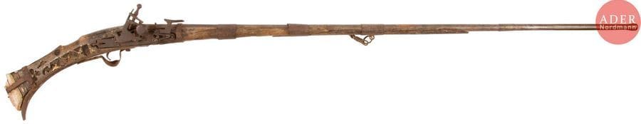 Sabre d’Afrique du Nord dit Flissah.
Monture en fer et cuivre, gravée. Fine lame à dos décorée.
B.E. S.F.
On y joint un fusil Moukalah en M.E