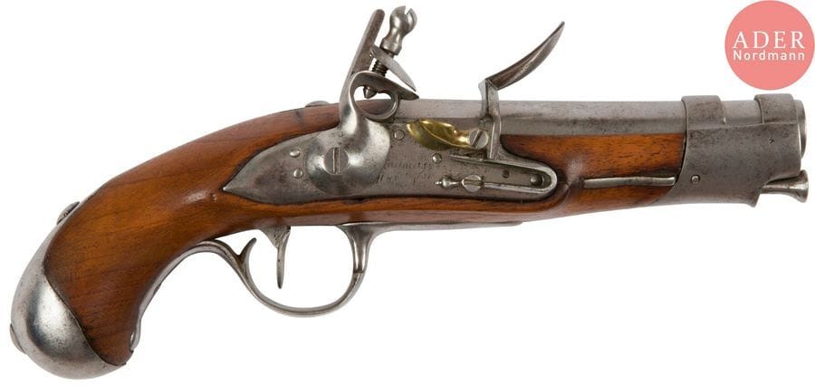 Pistolet à silex de gendarmerie modèle AN IX
Canon rond, à pans au tonnerre, marqué « X ». Queue de culasse gravée « M an 9 ». Platine gravée « Maubeuge Manufre Nle »(restes). Garnitures en fer poinçonné. Crosse en noyer avec cheville regravée « RF ». 
Baguette en fer non au modèle. 
A.B.E. 