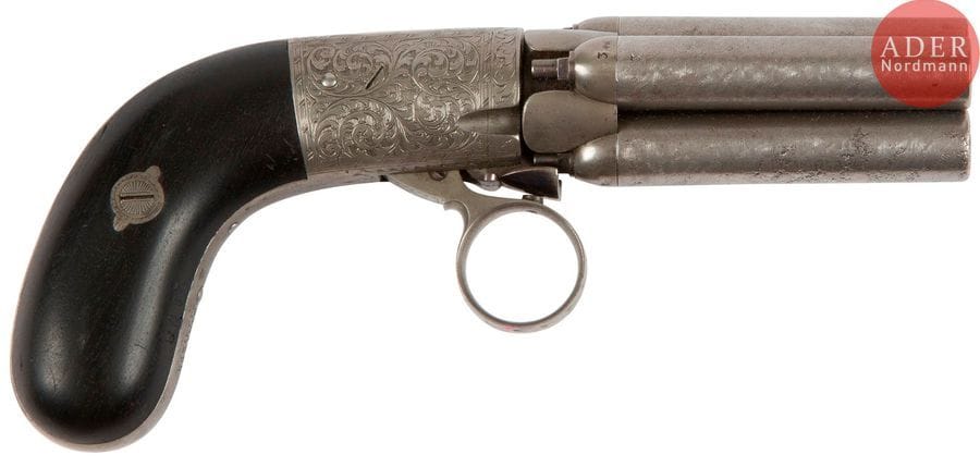 Revolver poivrière Mariette, quatre coups,
calibre 38
Faisceau de quatre canons ronds, damas, séparés. Carcasse arrondie gravée de rinceaux feuillagés. Détente en anneau. Signé sous la bride de crosse « Mariette Breveté ». Plaquettes de crosse en ébène.
T.B.E. Vers 1840 / 1850