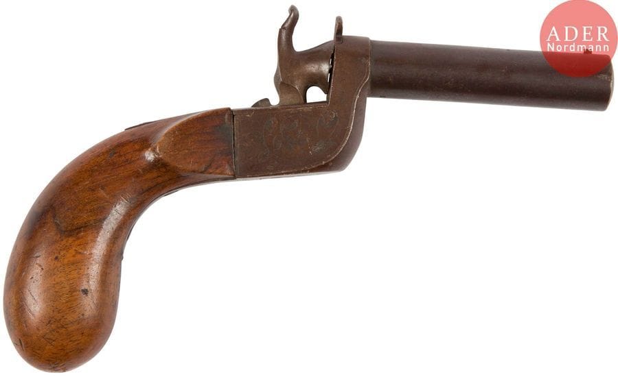 Pistolet à coffre type Flobert un coup,
calibre 5,5 mm
Canon rond. Coffre gravé, détente rentrante. Crosse en noyer.
A.B.E. Vers 1860