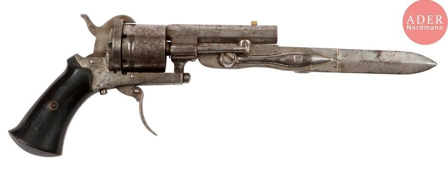 Revolver poignard à broche six coups, calibre 7 mm
Canon à pans poinçonné. Carcasse et barillet unis. Lame pliante, droite, à arête médiane, à cran d’arrêt en dessous. Détente pliante. Baguette en fer. Plaquettes de crosse en ébène.
A.B.E. Vers 1870. Poinçon de Liège (légères piqûres). 