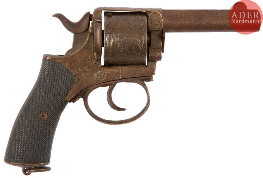 Revolver British Bull Dog, six coups, calibre .380
Canon rond. Barillet et carcasse gravés.
Plaquettes de crosse en ébène quadrillé.
A.B.E. (manque l’axe et la baguette)