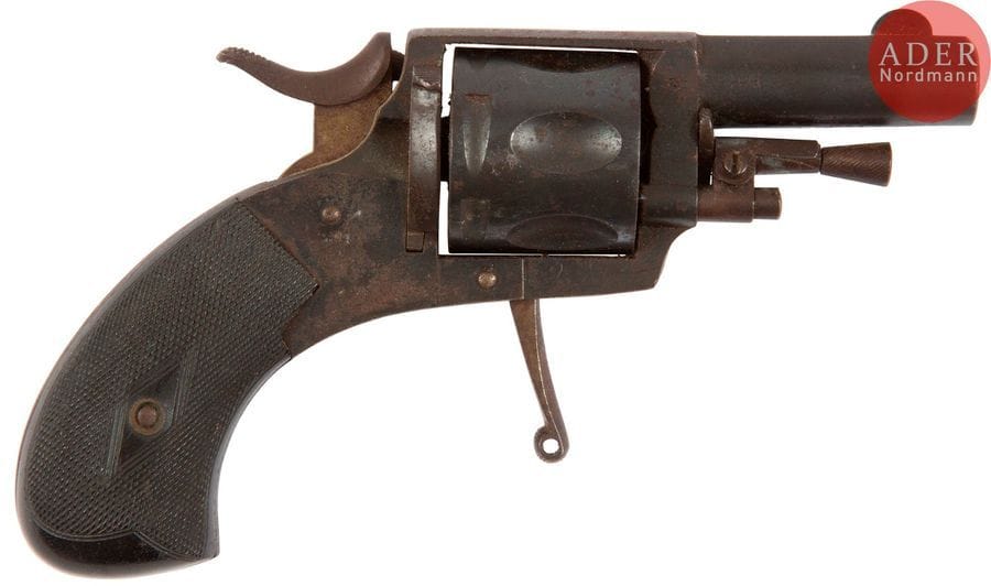 Revolver Bull Dog, six coups, calibre .320
Canon rond. Barillet évidé. Gravé Manufacture nationale d’armes et cycles St Etienne. Détente pliante.
Plaquettes de crosse en ébène quadrillé.
B.E. Vers 1880. 