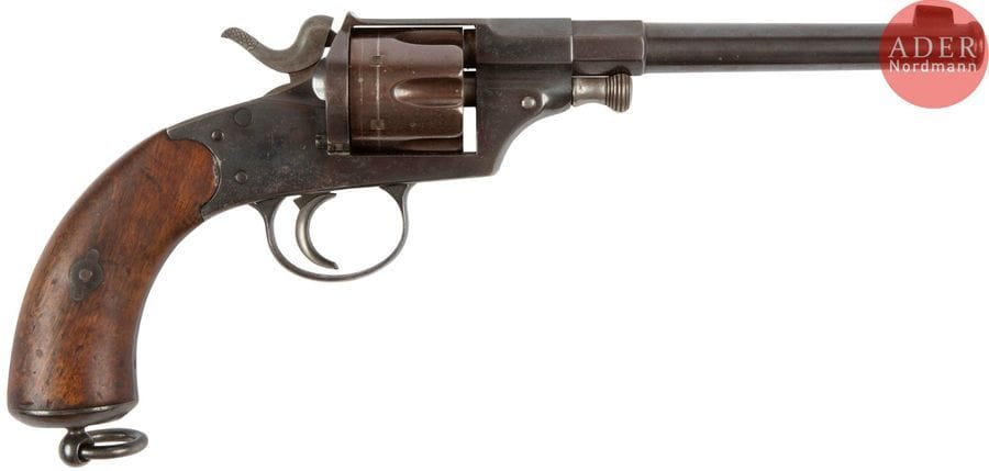 Revolver Reichrevolver modèle 1879, six coups, calibre 10,55 mm
Canon rond à bourrelet à la bouche, à pans au tonnerre, daté 1882. Bati poinçonné de F.V. DREYSE SOEMMERDA. Plaquettes de crosse en noyer. Calotte avec marquage régimentaire 75.A.4.45. 
A.B.E. Anciennement rebleui. 