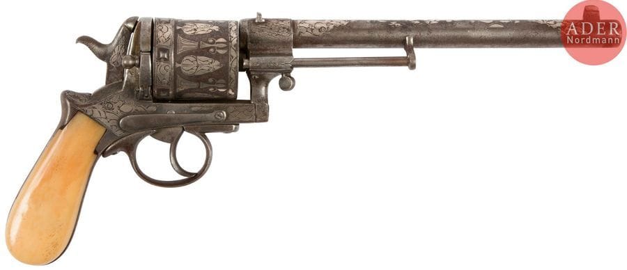 Revolver Montenegrin Gasser, six coups, calibre 11 mm Gasser. 
Canon rond, poinçonné « NI » (Nicolas Ier, roi du Montenegro) sur le dessus et « GASSER PATENT WIEN OTTAKRING S.MARKE 12315 », barillet et bâti entièrement décorés d’incrustations d’argent (petits manques et piqûres). Plaquettes de crosse en bois de cerf. 
A.B.E. Vers 1880. 