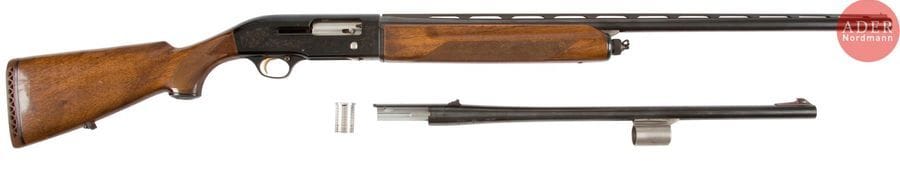 Fusil Beretta modèle AM301 calibre 12 - 76
Avec deux paires de canon a bande ventilée.
Un canon de 76 cm. Numéro C81307F. Chambré 76.
Un canon de 56 cm. Numéro D64524F. Chambré 70.
Carcasse gravée, mono détente.
Crosse pistolet en noyer en partie quadrillé, de 36 cm avec couche en caoutchouc.
Longueur totale : 108 cm ou 128 cm
Catégorie C à enregistrer.
 Provenance : Collection du Docteur Houssais.