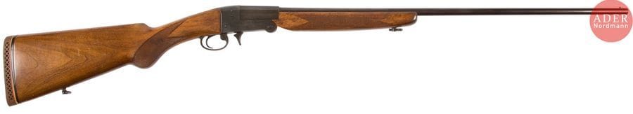 Fusil Pietro Beretta un coup calibre 410, extracteur
Modèle pliant avec sécurité.
Crosse pistolet en noyer en partie quadrillé.
Finition bronzée.
Longueur canon : 64,5 cm - Longueur totale : 113,5 cm
Catégorie D-1 à enregistrer.
 Provenance : Collection du Docteur Houssais.