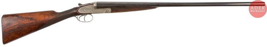 Fusil de chasse à faux corps de F. Dumond à Paris, deux coups, calibre 12-65, éjecteurs
Canons de 74 cm. Bascule et faux corps gravé de bouquets et rinceaux. Double détente, dont une articulée. 
Crosse en noyer quadrillé de 35,5 cm. 
Dans un étui jambon. 
Longueur totale : 115 cm 
Catégorie D-1 à enregistrer. 