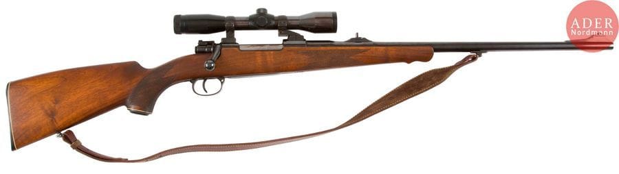 Carabine Mauser à verrou, un coup, calibre 300 Win Mag
Canon rond et crosse de pistolet de 64 cm, crosse pistolet à joue en noyer de 36 cm.
Lunette nickel supra marburgil 4x36 E/S.
Bretelle en cuir.
Longueur crosse : 64 cm - Longueur totale : 114 cm
Catégorie C à déclarer.
Provenance : Collection du Docteur Houssais.