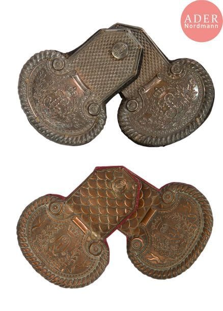 Paires d’épaulettes de musicien : 
- Paire d’épaulettes de musicien de la Garde royale, attribuée au 1er régiment.
En cuivre, à décor d’écaille au chiffre du roi Louis XVIII, encadrant le chiffre « 1 ». Boutons au modèle de la Garde royale vers 1815-1816. 
Doublure en drap cramoisi.
A.B.E. Vers 1815-1816.
- Paire d’épaulettes de musicien du 1er régiment de la Garde royale.
En cuivre argenté, au chiffre de roi Charles X. Boutons au modèle du Ier régiment de la garde.
Doublure en drap bleu (petits trous de mite).
A.B.E. Règne de Charles X (1824-1830)