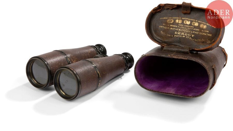 Jumelles à prismes d’officier 
Dans leur étui d’origine en cuir, gainé de velours mauve, marqué à l’or dans le couvercle de l’opticien DEROGY, 33 Quai de l’horloge. 
A.B.E. (Manque la boucle et la bandoulière) Vers 1870