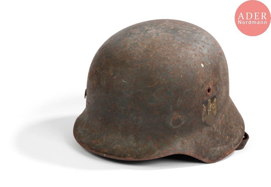 Casque modèle 40 de la Wehrmacht
Bombe à un insigne (viré au doré), marquée du propriétaire « Simon », « DN 94 », « NS 64 ». Coiffe intérieure détachée
2e G.M. (oxydations)