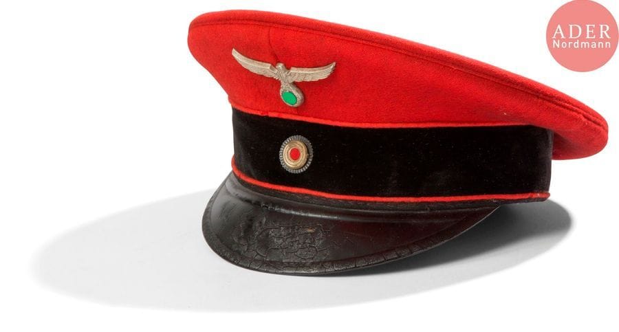 Casquette Reichsbahn
En drap rouge, passepoil rouge. Bandeau en velours noir. 
Fabrication de Louis Weber 
A.B.E. 2e G.M.
Provenance : Collection du Docteur Houssais.