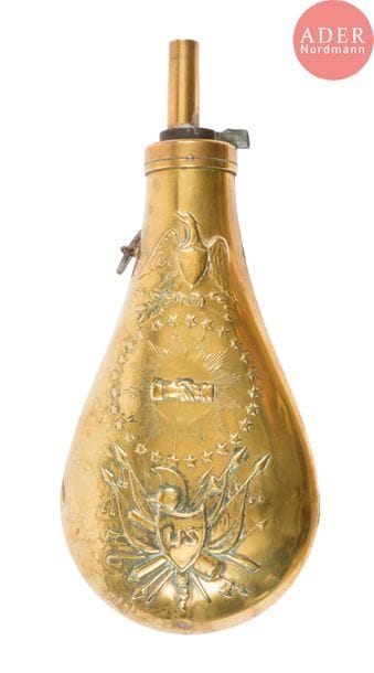 Grande poire à poudre US 
En laiton à un anneau de suspente.
T.B.E. XXe siècle