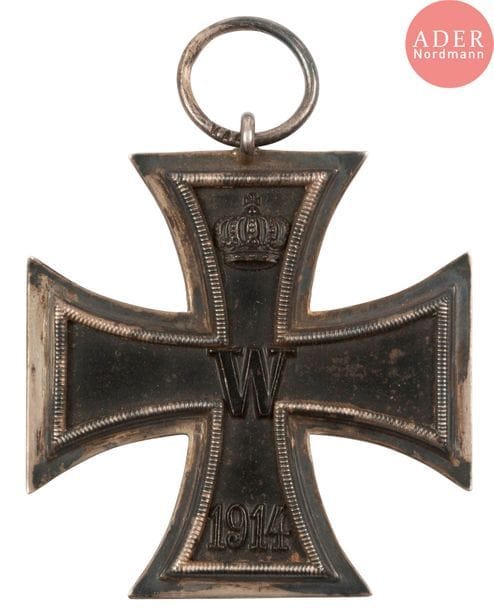 ALLEMAGNE
Croix de fer de 2e classe (1914). 
En métal argenté, et noirci. 
Poinçon « KAG » sur l’anneau. 
Diamètre : 4,5 cm 
T.T.B. 