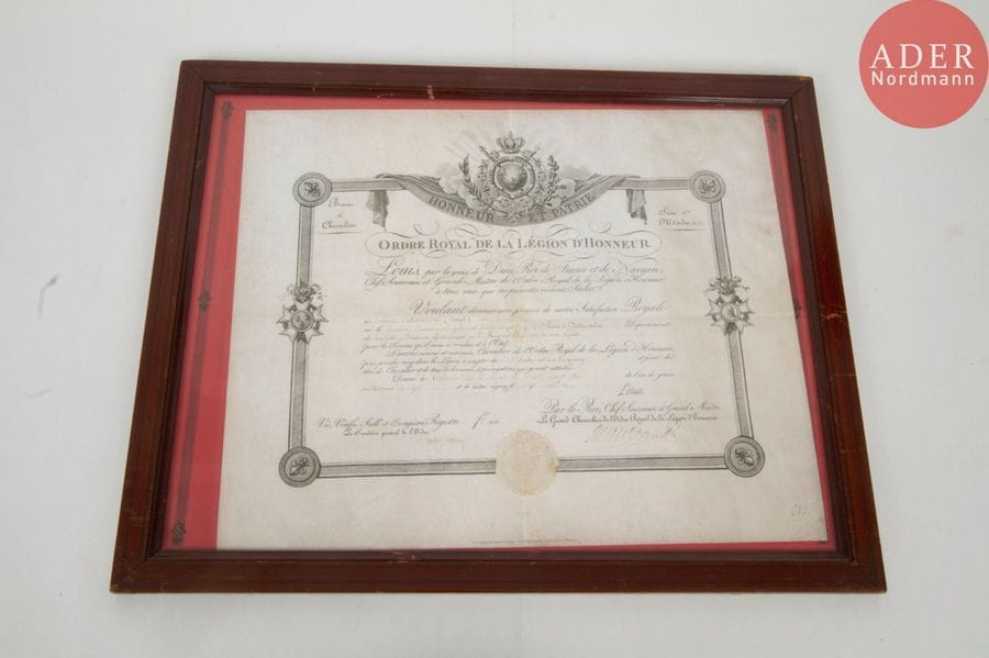FRANCE 
ORDRE DE LA LÉGION D’HONNEUR
Brevet de chevalier d’époque Restauration au nom du Lieutenant DARASSE, officier payeur du 1er régiment d’infanterie de la Garde royale. 
Sur vélin, fait le 19 mai 1817. 
Signature « Louis » et du Maréchal Macdonald. 
Encadré sous verre. Cadre en pitchpin. 
B.E. 