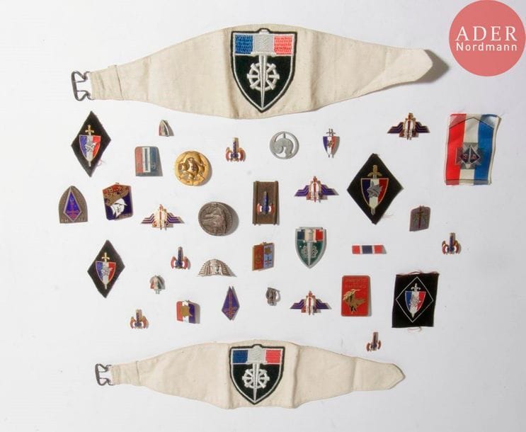 FRANCE LIBRE et VICHY 
Lot de 32 insignes : FFL, FFI (dont 19 DI en argent), Vichy (2 brassards garde-voie) et divers.
Poids brut: 15, 33 g 
B.E