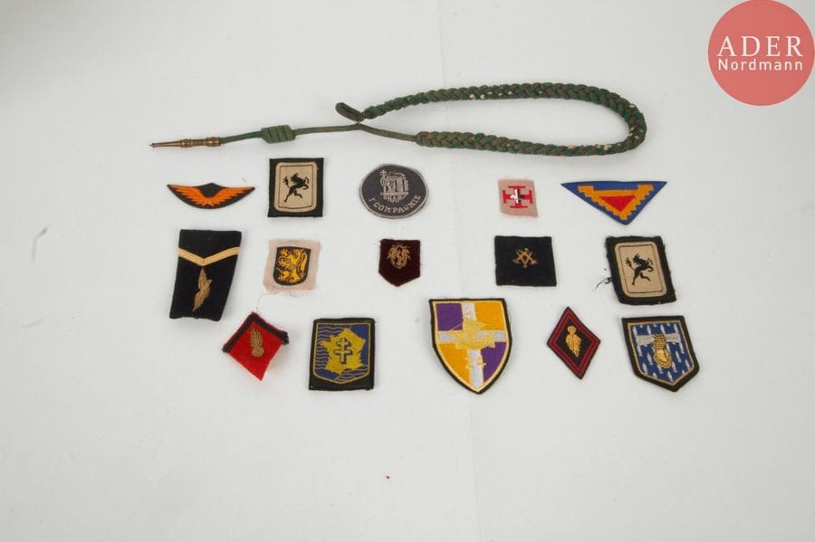 FRANCE - DIVERS 
Fort lot d’insignes et patchs brodés, civils, scouts et militaires (gendarmerie, chars de combat, Rhin et Danube, divisions, chantiers de jeunesse), bande de bachis du Colbert, fourreaux d’épaule, supports de pucelles, losanges de bras, fourragères, boutons