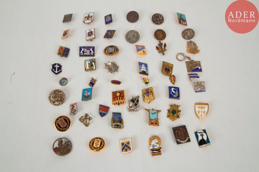 FRANCE - MARINE 
Ensemble de 51 insignes de Marine : LSD Foudre, Belladone à attache modifiée, Liseron, Croix de Lorraine, l’Opiniatre, Le Hardi, Bouvet, Gloire (deux modèles), Colossus, Jean de Vienne, etc., dont un insigne Aviso colonial La Grandière en argent