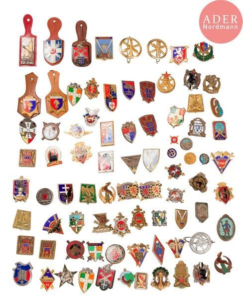FRANCE - ARTILLERIE 
Ensemble de 87 insignes d’artillerie dont 411 RAA, 12 RA (2 modèles dont un 2e GM), 11e RA, 15e RALD, 24e RA, SMBC, 5e Royal Artillerie (sans attaches), DMA1, GAA, 145 RAL, 16e RA (2e GM), 63e RAA, 62e RA, etc. B.E. (Quelques attaches manquantes)