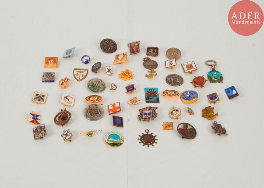 FRANCE - MARINE 
Ensemble de 51 insignes de Marine dont Foch, Commando Jaubert, Jean Bart, Le Hardi, La Découverte (sans attache, éclat), Foch, Bidassoa, Richelieu, Forbin, Algérie, Balny, Le Fringant, La Boudeuse, Victor Schoelcher, etc. et 1 en argent Amyot d’Inville (éclats).
