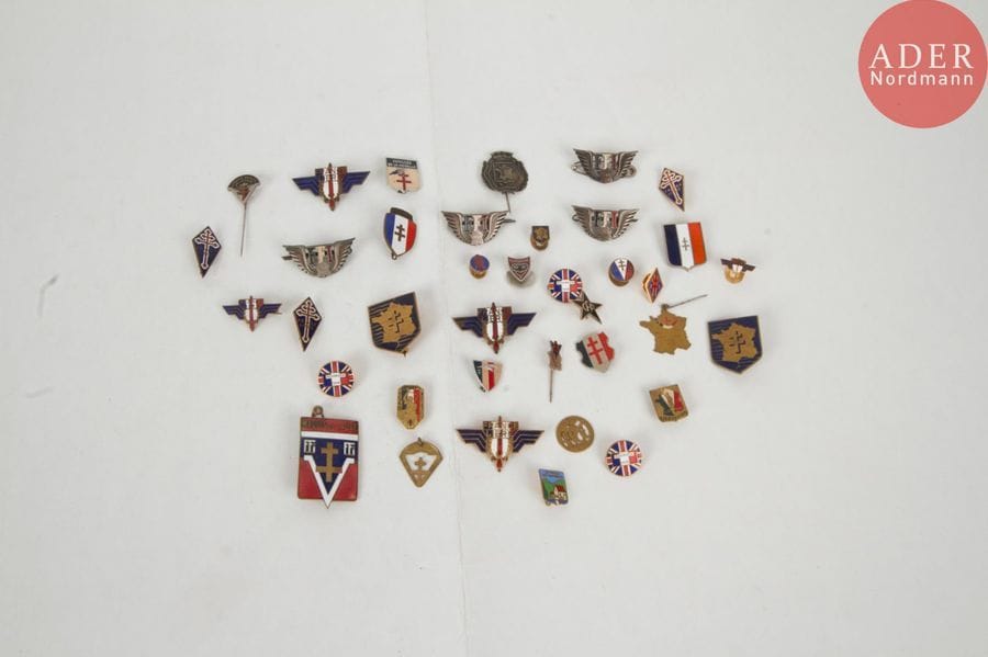 FRANCE - FRANCE LIBRE 
Ensemble de 40 insignes de la France libres dont 4 insignes FFL (3 grands modules numérotés), deux FNFL petit module, 4 FFI, 2 Resurgam, un du maquis de l’Aude (attache ressoudée), 2 2e DB (Cartier Paris) et un insigne à la Croix de Lorraine en argent probablement de fabrication britannique. B.E