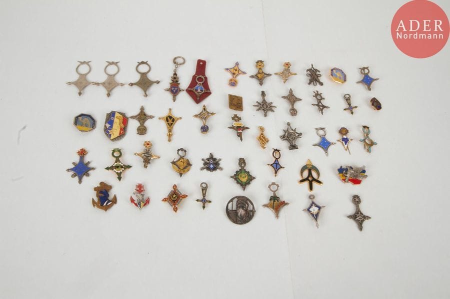 FRANCE - ARMÉE D’AFRIQUE
Lot de 45 Insignes sahariens et armée d’Afrique dont RTS Tchad, BM 10, Sud saharien, Territoires sud algérien, 11 CSM, CEMEO, 112 QG, 10 CSM, Génie Saharien, 13 CSM, 113 QG, etc. 
B.E