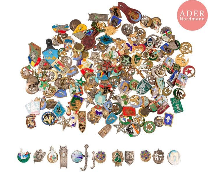 FRANCE - ARMÉE D’AFRIQUE
Fort lot de 165 insignes Infanterie Afrique, nombreux modèles 4e Zouaves, 4e RTM, 11e RTA, 8e zouaves, 2e Zouaves, 111e GM, 1e, 2e, 6e, 7e 9 RTM, 1er, 3e, 7e, 13e RTA, 16e RT, 3e BILA dont 13 en argent (GMM, 22 DIM, 21 DIA, 6 BTM, 2 ex, 22 RTA, EMP, RA cm, SPES Tunisie, 21e RTA, 8e RTM). 
A.B.E