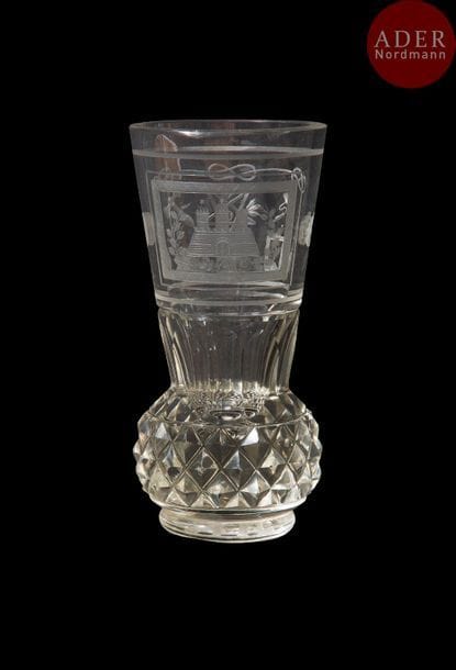 Verre dit « canon » maçonnique du Grand Orient de France, en verre, cylindrique, sur pied rond, taillé à pointes de diamants, chiffré sur le fond « HG » entrelacé, gravé de décors symboliques, étoile flamboyante, compas, maillet, colonnes, truelle, niveau, ciseau, perpendiculaire, corde à trois nœud.
Hauteur. : 15 cm
B.E. XXe siècle