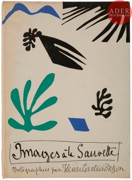CARTIER-BRESSON (Henri).
Images à la Sauvette.
Paris : Verve, 1952. — In-folio, 360 x 270. Cartonnage illustré de l’éditeur.
Édition originale de cet ouvrage mythique, que Robert Capa n’hésitait pas à qualifier de « Bible pour les photographes ».
Conçu par Tériade, il s’agit du premier recueil publié par Henri Cartier-Bresson, proposant une sélection de 126 photographies glanées dans son œuvre, exécutées entre 1930 et 1950. Une majorité d’entre elles sont devenues de véritables icônes du XXe siècle. L’ouvrage figure dans The Book of 101 books (New York, 2001) qui recense les 101 livres majeurs illustrés par la photographie.
L’édition comporte en outre un cartonnage illustré spécialement par Henri Matisse.
Cartonnage légèrement sali, petites taches claires au dos.
