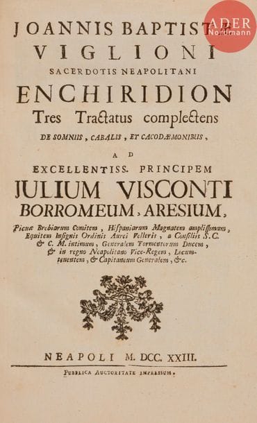 [DÉMONOLOGIE] - VIGLIONI (Giovanni Battista).
Enchiridion Tres Tractatus complectens de somnius, cabalis, et cacodæmonibus.
Naples, 1723 [1733]. — In-4, 230 x 176 : (2 ff.), XVI, 231 pp. Plein parchemin ancien manuscrit de réemploi, dos lisse, tranches dorées et ciselées (reliure du XIXe siècle).
Édition originale extrêmement rare de cet ouvrage du prêtre napolitain Giovanni Battista Viglioni dont on ne sait pratiquement rien.
Dédié au prince Julio Visconti, il se compose de 3 traités portant respectivement sur les songes, la cabale et sur ce que l’on peut désigner par l’expression « démons pervers ».
Cette édition est antidatée ou porte une erreur d’année car l’épître est bien datée de 1733. Il pourrait s’agir d’une première émission de l’ouvrage avec un titre erroné qui fut modifié par la suite ; les quelques exemplaires que l’on a trouvés ont le plus souvent un titre de 1733. Les collations sont tout à fait identiques. Une nouvelle édition paraîtra en 1734.
Cet ouvrage semble manquer à toutes les bibliothèques françaises. Seulement 3 exemplaires sont répertoriés au WorldCat, tous à la date de 1733, un aux États-Unis, un à Londres et un à Rome.
Exemplaire aux tranches ciselées à l’époque, placé postérieurement dans une reliure recouverte d’un manuscrit religieux du XVe siècle sur parchemin, rubriqué et accompagné de musique.
Charnières restaurées. Feuillets brunis, rousseurs, traces de mouillures entre les pages 89 et 94.