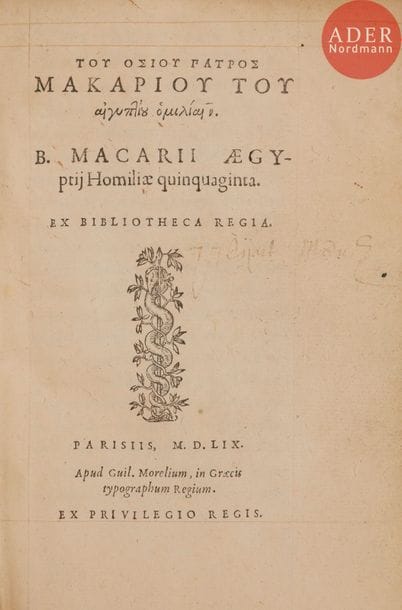 MACAIRE D’ÉGYPTE (Saint).
Του οσιου πατρος Μακαριου του αίγυπτίς όμιλίαι νʹ. B. Macarii Ægyptij Homiliæ quinquaginta. Ex bibliotheca regia.
Paris : Guillaume Morel, 1559. — In-8, 170 x 112 : (2 ff.), 567 pp. Vélin souple, double filet doré et fleurons dorés au centre sur les plats, dos lisse orné, tranches dorées (reliure de l’époque).
Édition princeps en grec de ces Homélies spirituelles, imprimée à l’aide des caractères « grecs du roi » par Guillaume Morel. Une traduction latine donnée par Jean Picot sera publiée la même année.
Ces homélies, au nombre de 50, sont attribuées à Saint Macaire d’Égypte (0301?-039.), ermite dans le désert de Scété en Basse-Égypte.
« De tous les textes connus sous le nom de Macaire, les 50 Homélies Spirituelles représentent la recension la plus classique et celle qui a exercé le plus d’influence sur la tradition et notamment, en Occident, sur tout le mouvement piétiste et pentecôtiste dans le monde anglo-saxon » (présentation de l’édition des Homélies donnée par les éditions du Cerf en 2010). « Un bon juge en matière d’histoire de la spiritualité ancienne, Antoine Guillaumont, n’a pas hésité à écrire que dans cette œuvre « s’exprime la spiritualité la plus pure ; l’auteur des Homélies est un authentique ascète qui a gravi les plus hautes cimes de la perfection ; on perçoit chez lui une expérience qui est bien loin d’être aussi sensible dans les écrits du Pseudo-Denys, par exemple. L’Eglise grecque, qui l’a beaucoup lu, ne s’est pas trompée en voyant en lui un des plus grands spirituels chrétiens... On trouve chez lui déjà, de façon plus directe encore que chez Grégoire de Nysse, les éléments fondamentaux de la mystique orthodoxe, établis sur une expérience intense « » (présentation des éditions Abbaye de Bellefontaine, 1984).
Exemplaire entièrement réglé, conservé dans sa première reliure en vélin doré, condition des plus désirables.
Taches sur les plats. Parfait état intérieur. Signature effacée sur le titre.