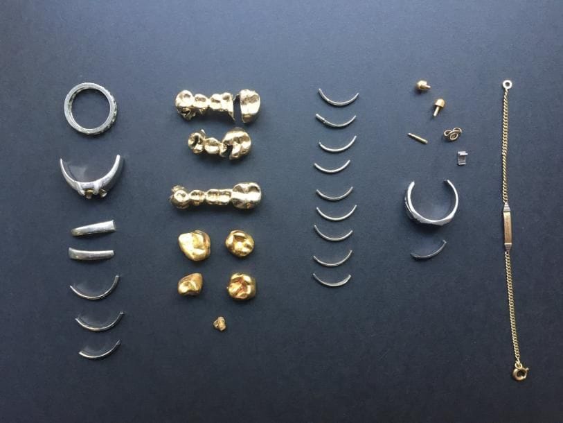Lot de bris en Platine. Poids brut : 20.43 g et bris en or. Poids brut : 32 g On joint des bris en argent. Poids : 2.37g et divers bris en métal.

Frais acheteur : 8% HT