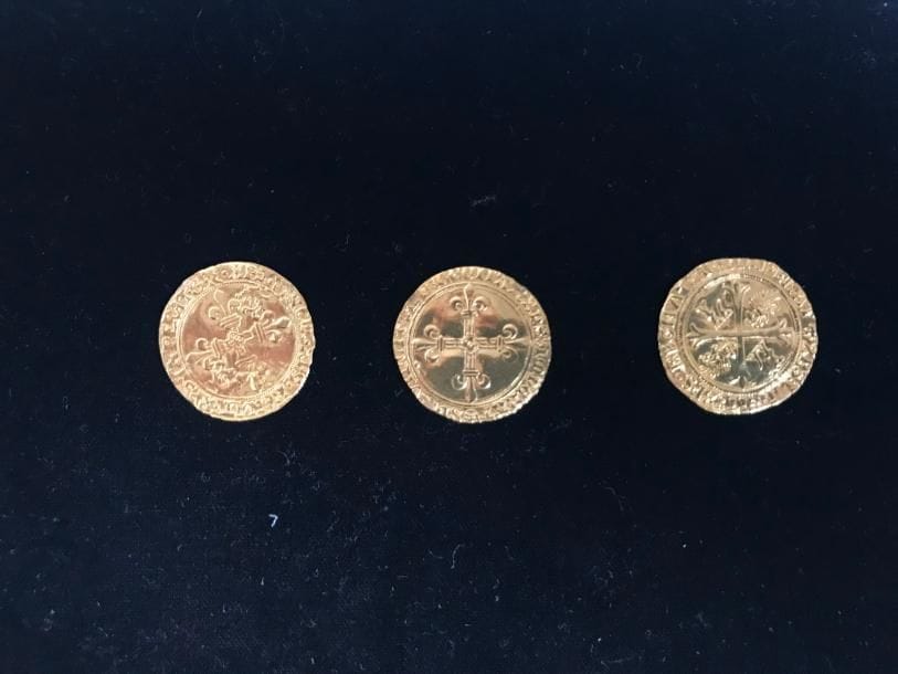 Lot de 3 pièces en or - Ecus d’or : - Louis XII écu d’or aux porcs-épics - François 1er écu d’or aux dauphins frappé à Romans - Louis XII écu d’or au soleil Poids: 10.24g
(nettoyées & marques de monture)

Frais acheteur : 8% HT