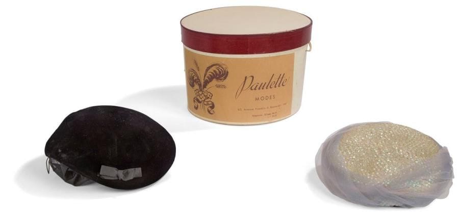 Lot de deux bibis PAULETTE - un en velours noir, flot en gros grain noir. - un en tulle lavande et tressage nacré. Dans une boite Paulette.