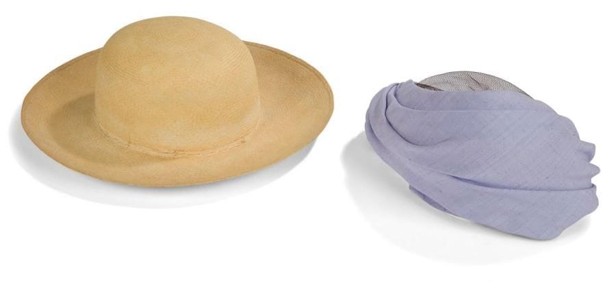 Lot de chapeaux années 50: - un bibi xasquette en laine rouge ruban gros grain noir et voilette noire. - un béret en rafia noire Paulette. - un bibi en tissus et tulle lila Paulette. On y joint deux chapeaux en paille Motsh Fils et Jones et fils. Dans un 
