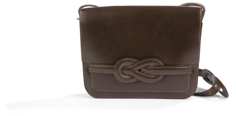 HERMES - Sac bandoulière en veau de couleur brune, usures à la lanière 23 cm