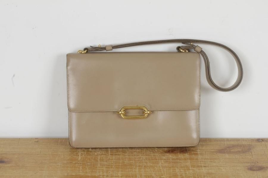 HERMES PARIS. Sac Fonsbelle en cuir beige. Garniture en plaqué or, 2 soufflets, 3 poches intérieures. Bandoulière transformable. Larg. : 24 cm Petites usures.
