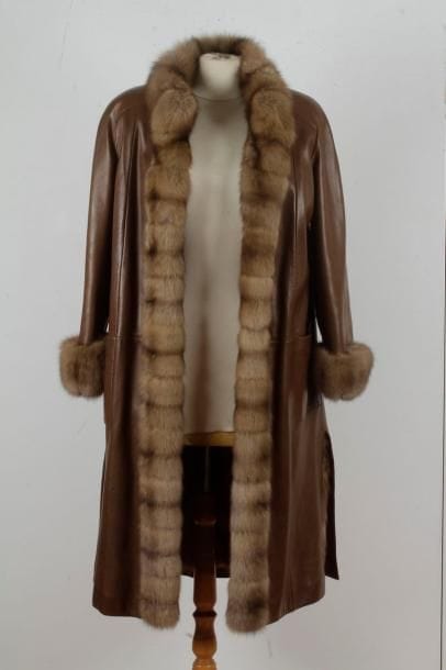G.R Fischelis : manteau en cuir marron, parements en zibeline, doublure en fourrure. Taille 38.
