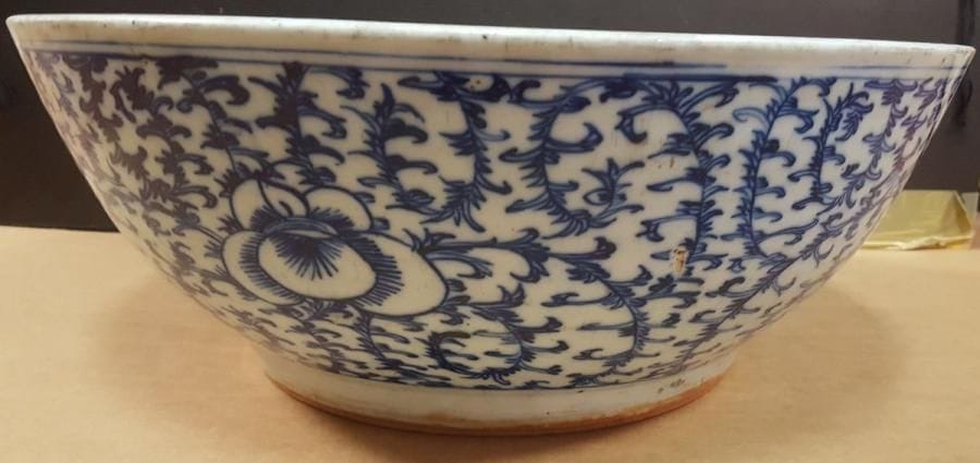 CHINE Grand bol en céramique bleu-blanc à décor végétal D : 40 cm