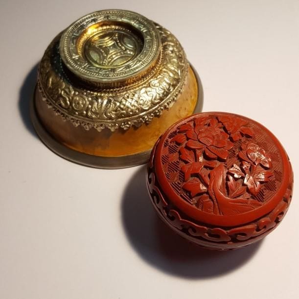 une boîte ronde en laque et une coupelle en bois monté en métal