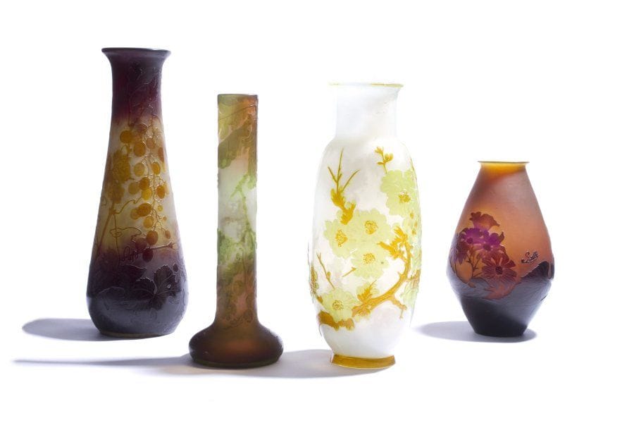 Etablissements GALLé
Vase pansu en verre muticouche jaune, rouge, brun et violet à décor de branches de fleurs épanouies..Signature en camée..Hauteur : 25 cm.