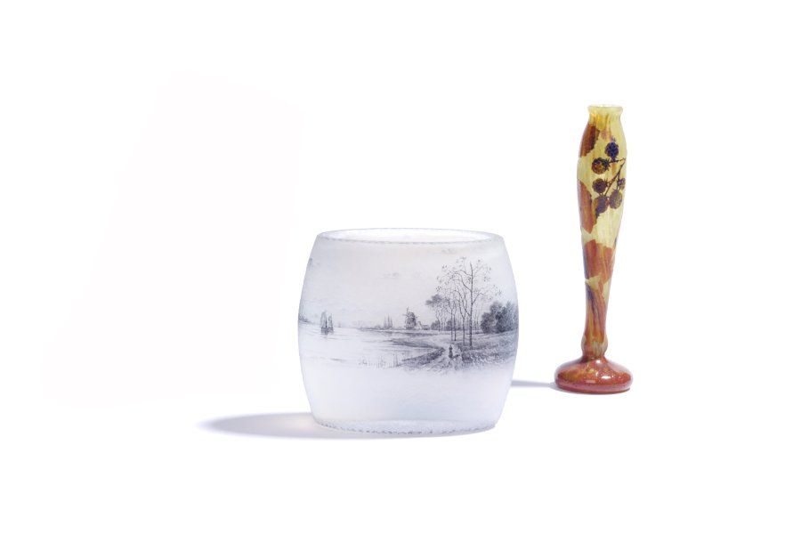 DAUM
Vase en verre givré bleuté à décor de paysage lacustre émaillé en grisaille. .Signé..Hauteur : 12 cm.