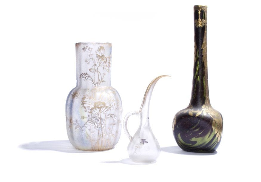 MONTJOYE
Grand vase boule à haut col droit en verre givré  à décor de pavots or..Hauteur : 44 cm.